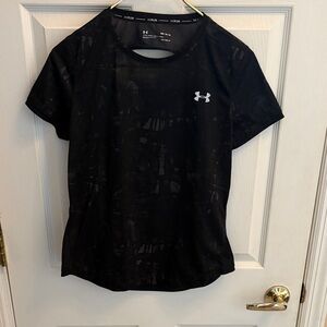 Under Armour NWT medium fitted Women's Black Short Sleeve Tee